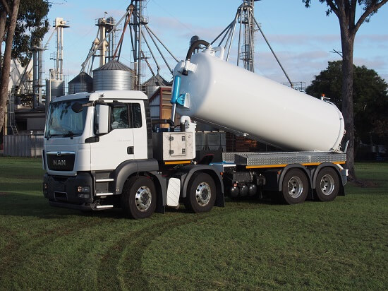 Liquid vacuum truck